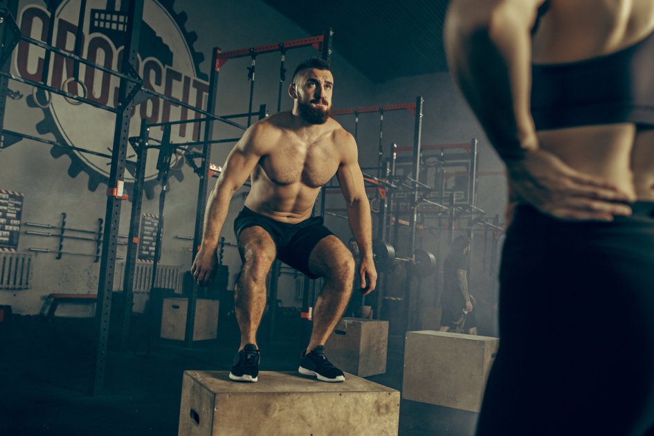 Svalnatý muž so spalovačom tukov vo fitness centre