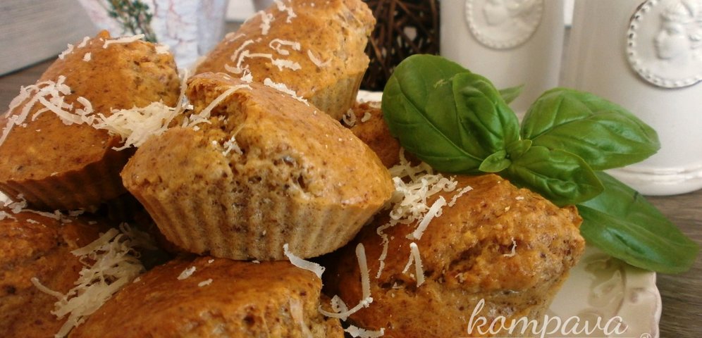 Slané muffiny z proteínu a mandlí so sezamovo-tekvicovým posypom