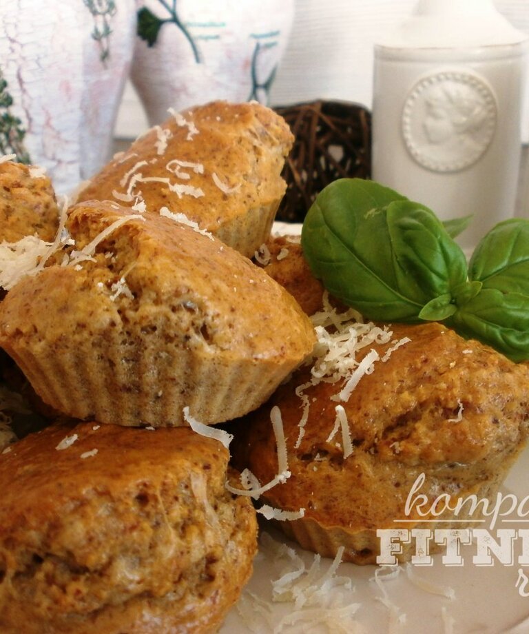 Slané muffiny z proteínu a mandlí so sezamovo-tekvicovým posypom