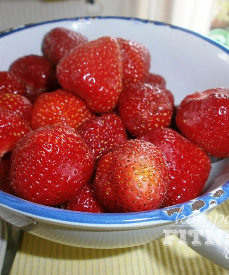 Proteínový jogurt s jahodami a čerešňami