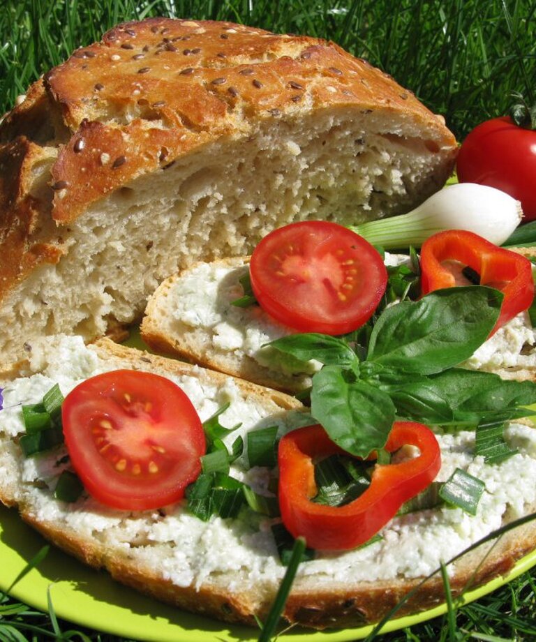 Nivová nátierka s domácim chlebíkom bez miesenia