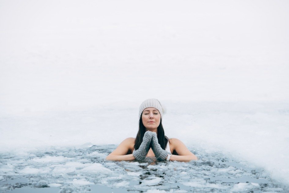 žena ktorá sa otužuje v studenej vode